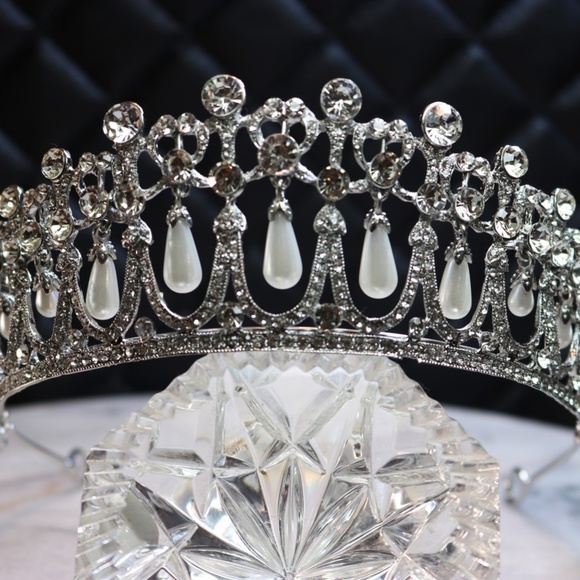 Princess Diana Teardrop Pearl & Crystal Tiara main image 7